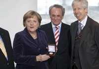 ангеле меркель вручена премия за единение европы